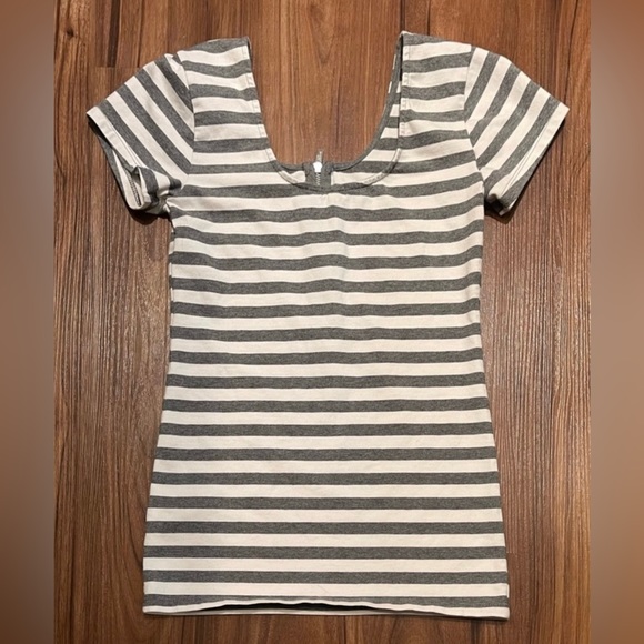 New Guess Gray & White Striped Zipper Short Sleeve Scoop Neck Shirt / Top - S - Picture 2 of 2